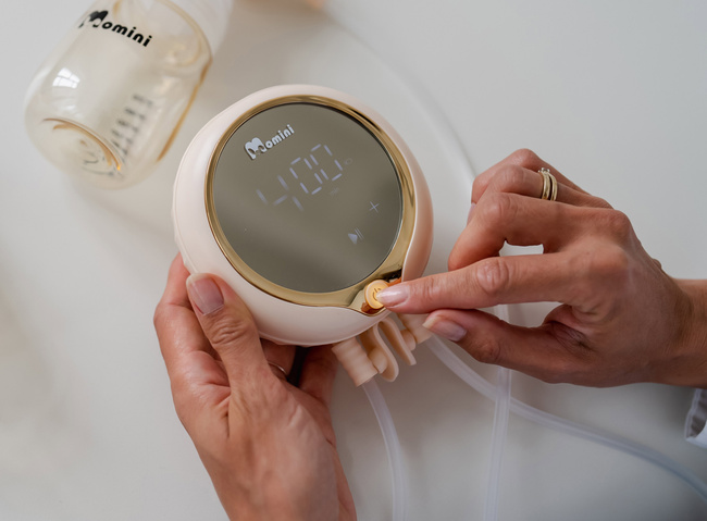 4-fazowy podwójny laktator elektroniczny Momini MilkySilky 